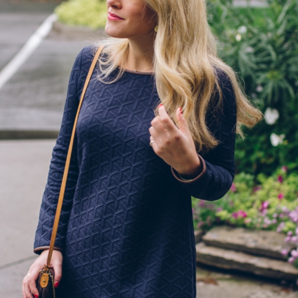 NWT KARL LAGERFELD  SIZE 10 WOMAN TEXTURED DRESS NAVY blue ruffled sleeve detail